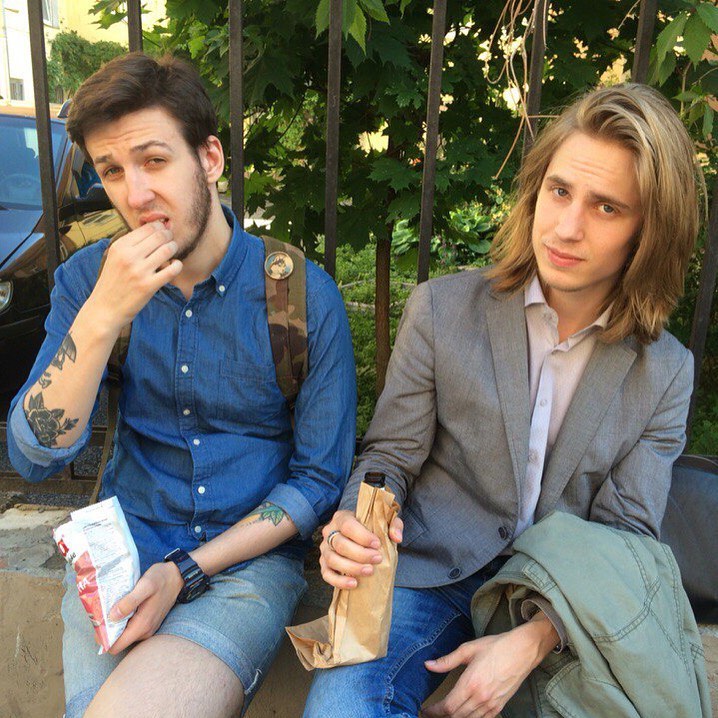 Российский рэпер-противник войны хвастается раздачей гуманитарки в оккупированном Херсоне (фото)